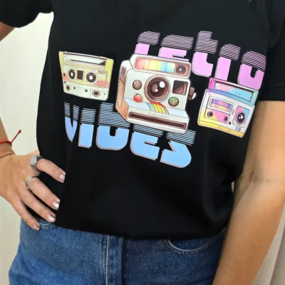 remera negra retro vibes mujer